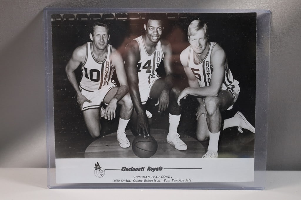 OSCAR ROBERTSON, VAN ARSDALE, SMITH 1969 CINCINNATI ROYALS TEAM ISSUED 8X10 PHOTO (1 of 1)