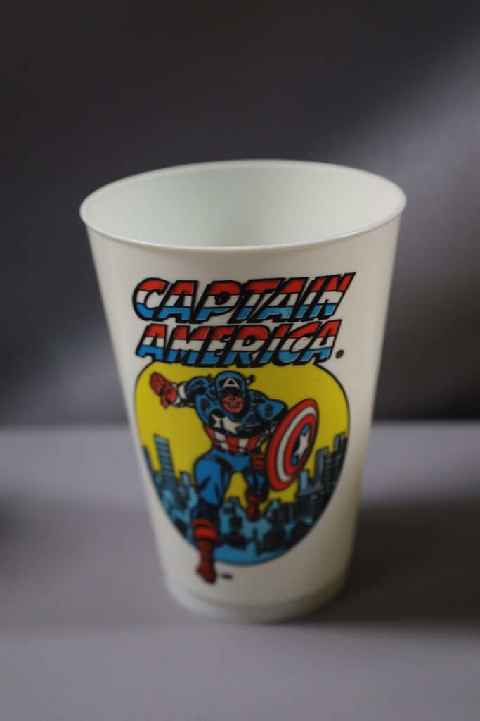 VINTAGE CAPTAIN AMERICA: A 1975 VINTAGE MARVEL CAPTAIN AMERICA PLASTIC CUP. VERY GOOD CONDITION.