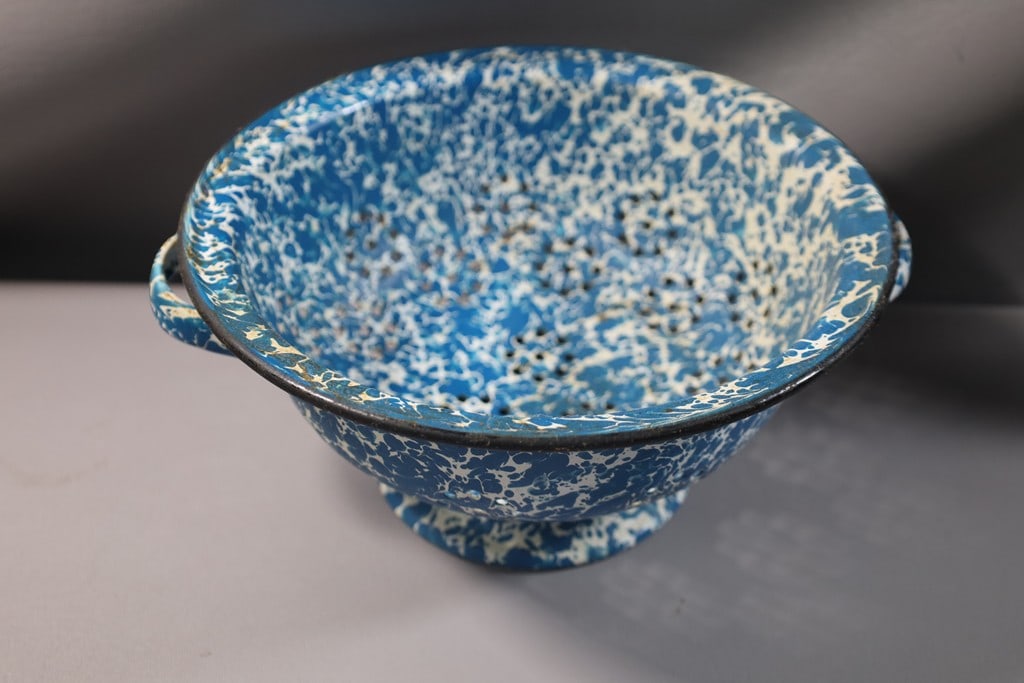VINTAGE ENAMELWARE: A VINTAGE SPLATTER ENAMELWARE COLANDER. GOOD CONDITION.