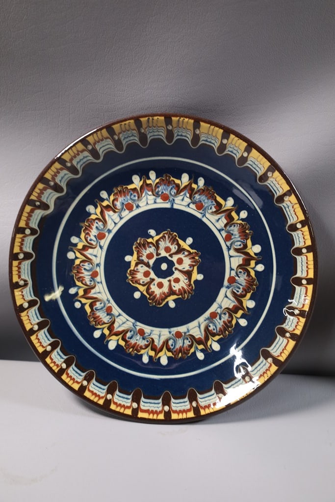 BULGARIAN PLATE: A VINTAGE BULGARIAN TROYER DECORATIVE CLAY POTTERY PLATE. VERY GOOD CONDITION.