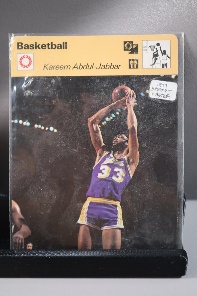 KAREEM ABDUL JABBAR 1977 SPORTCASTERS JUMBO CARD (1 of 1)