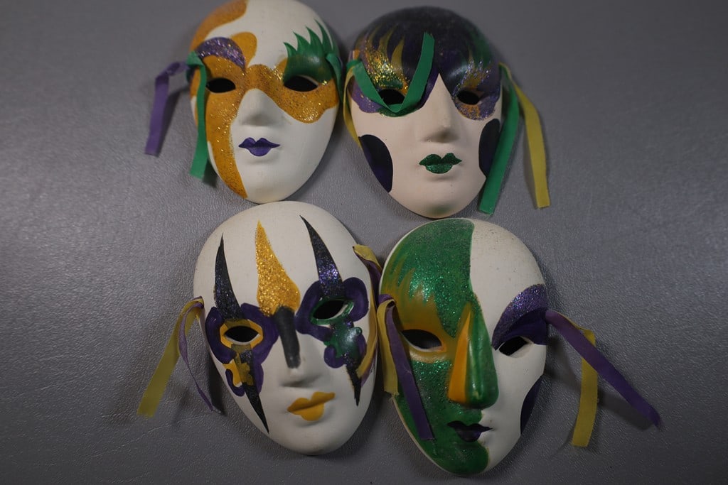 MARDI GRAS MASKS: A GROUP OF 4 SMALL MARDI GRAS CERAMIC MASKS. VERY GOOD CONDITION. 4.25"