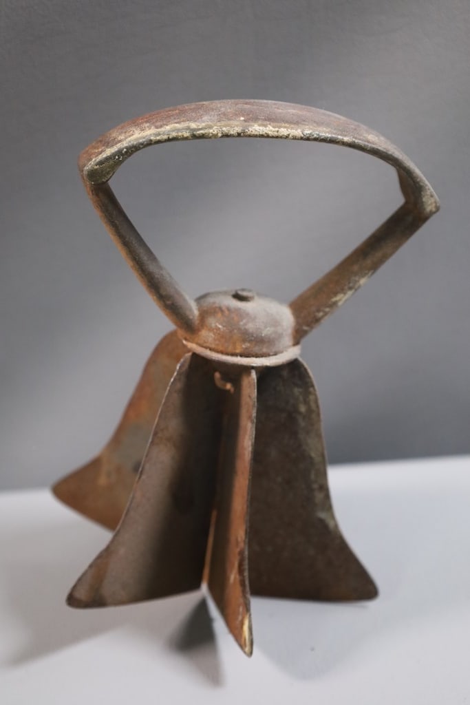 PRIMITIVE ITEMS: A PRIMITIVE METAL POTATO MASHER. GOOD CONDITION. 