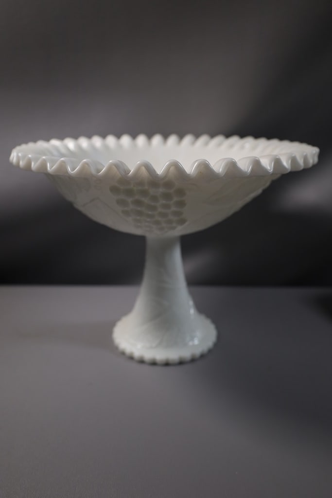 VINTAGE MILK GLASS: A VINTAGE LE SMITH MILK GLASS CENTERPIECE FRUIT DISH. VERY GOOD CONDITION. 8" 