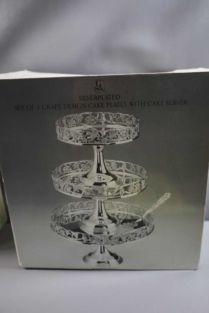 GODINGER SET: A SILVER PLATED GODINGER 3 PIECE CAKE PLATE SET. VERY GOOD CONDITION. 