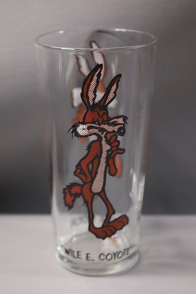 WILE E. COYOTE GLASS: A VINTAGE 1973 WARNER BROTHERS WILE E. COYOTE GLASS. VERY GOOD CONDITION.