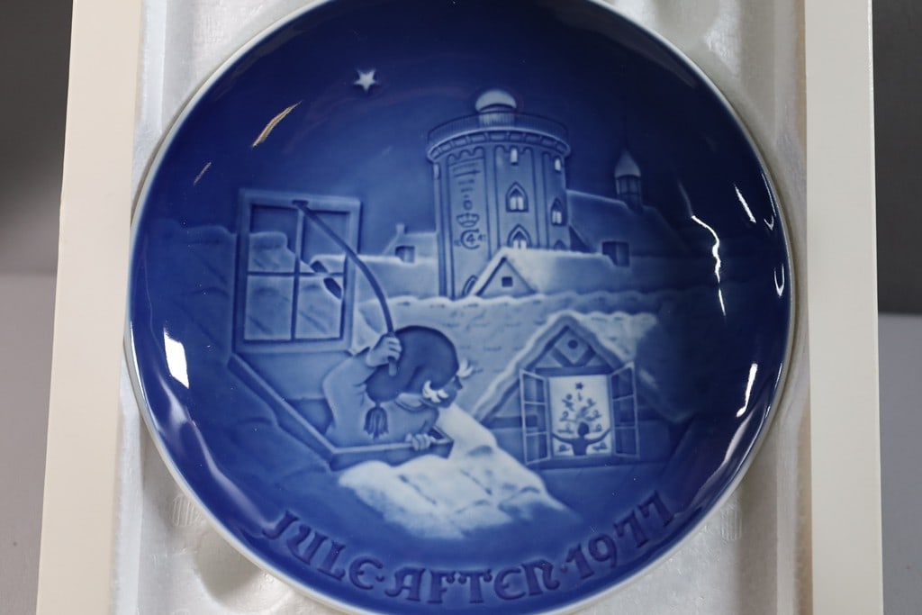 VINTAGE BING & GRONDAHL PLATE: A 1977 BING AND GRONDAHL CHRISTMAS PLATE. EXCELLENT CONDITION 