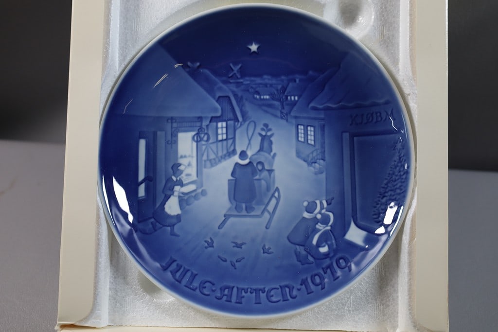 VINTAGE BING & GRONDAHL PLATE: A 1979 BING AND GRONDAHL CHRISTMAS PLATE. EXCELLENT CONDITION 