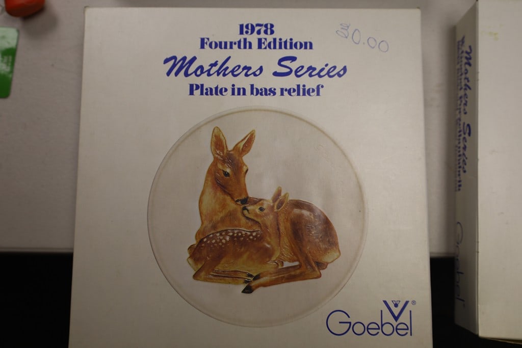 VINTAGE GOEBEL PLATE: A 1978 GOEBEL MOTHER'S DAY PLATE. VERY GOOD CONDITION. 