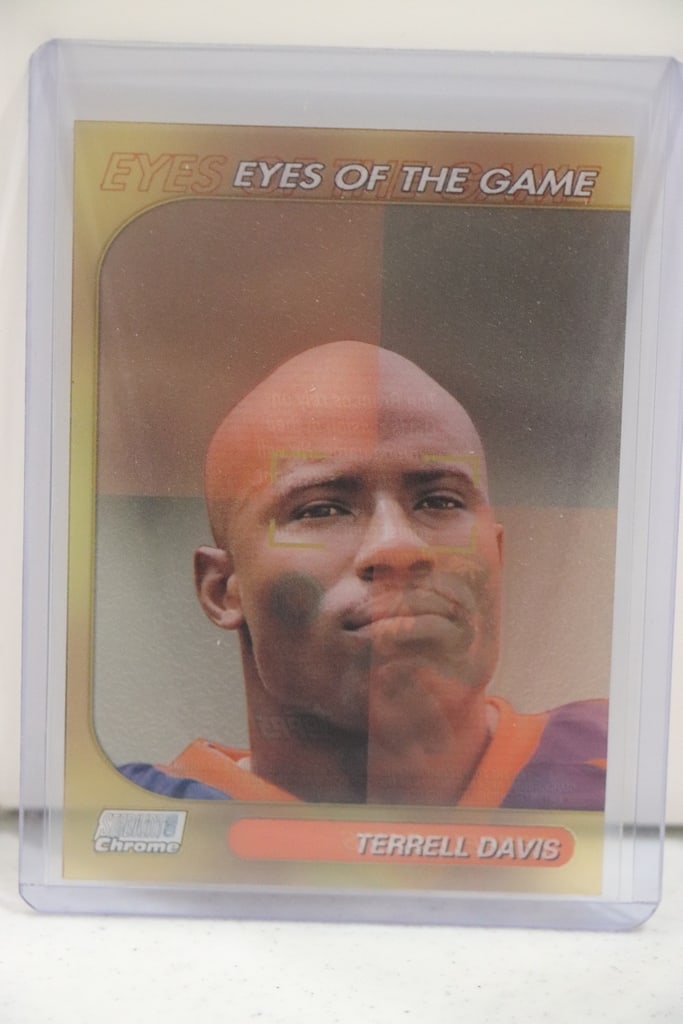 TERRELL DAVIS 1999 STADIUM CLUB CHROME EYES OF THE GAME INSERT: NEAR MINT OR BETTER CONDITION 