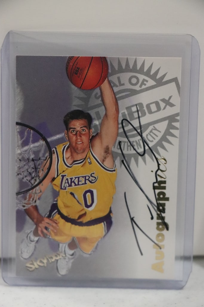 TRAVIS KNIGHT 1996-97 SKYBOX AUTOGRAPHICS AUTOGRAPH ROOKIE CARD: NEAR MINT OR BETTER CONDITION 