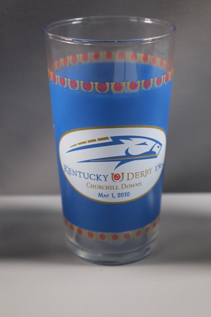 KENTUCKY DERBY GLASS: A 2010 KENTUCKY DERBY GLASS. VERY GOOD CONDITION. 