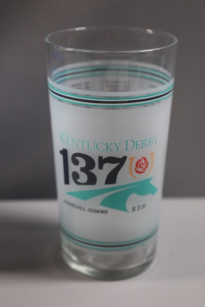 KENTUCKY DERBY GLASS: A 2011 KENTUCKY DERBY GLASS. VERY GOOD CONDITION. 