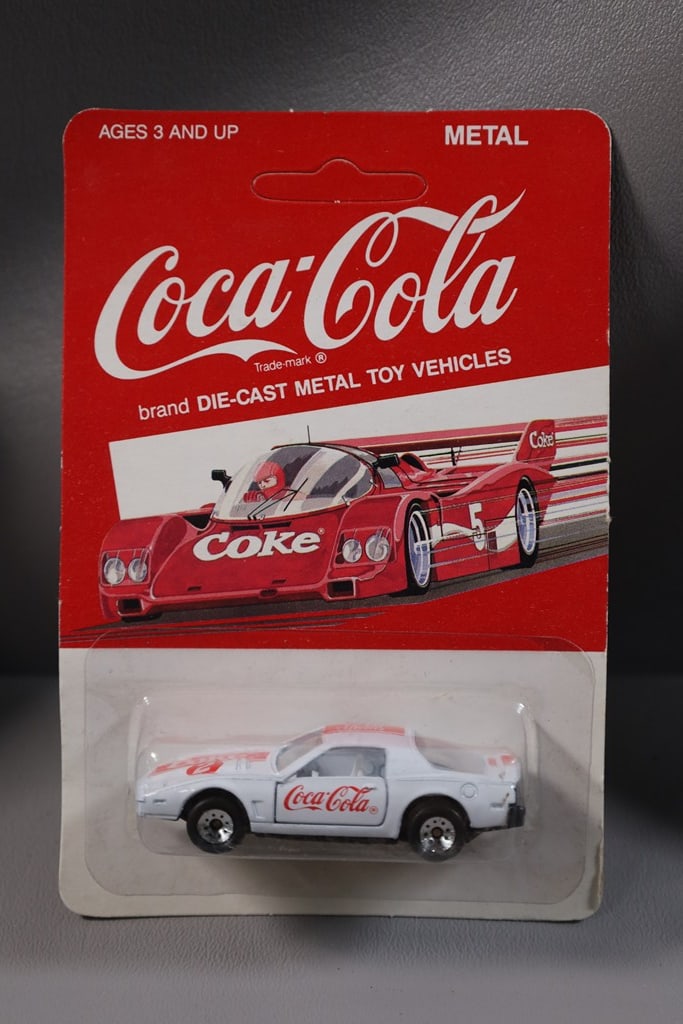 COCA COLA DIE CAST: A 1988 HARTOY COCA COLA DIE CAST WHITE CORVETTE. 1/64 SCALE 