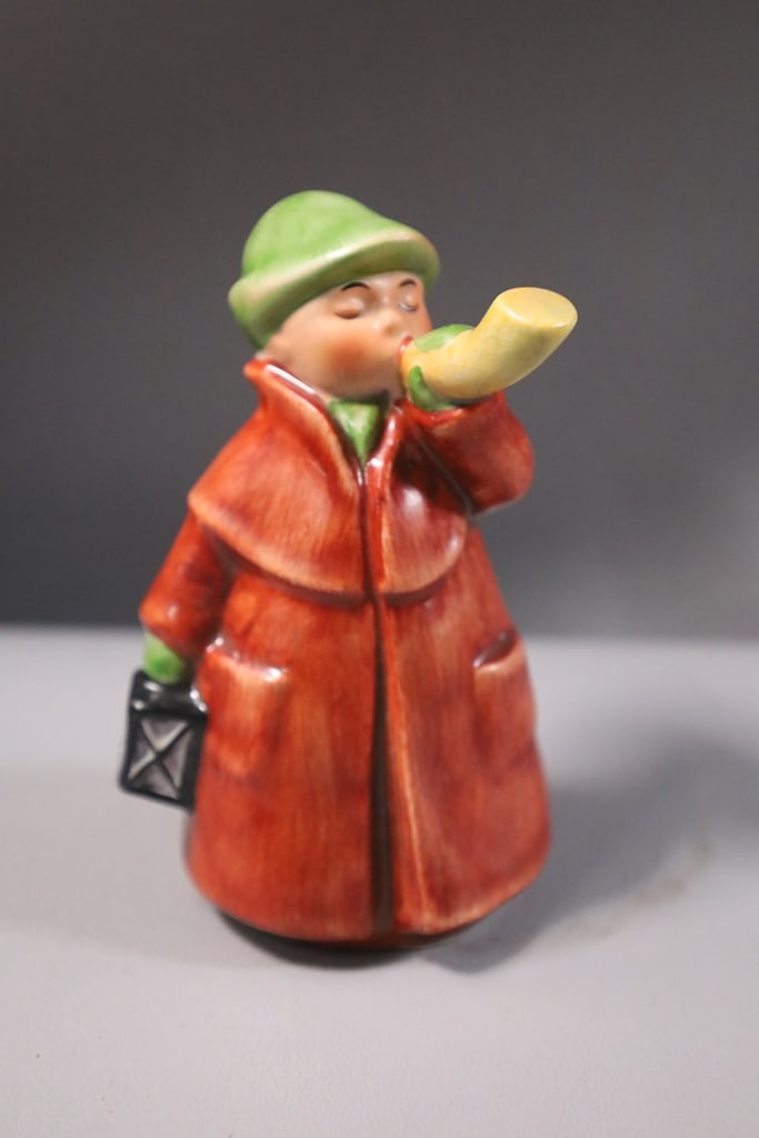 GOEBEL FIGURE: A VINTAGE GOEBEL FIGURE. VERY GOOD CONDITION. 