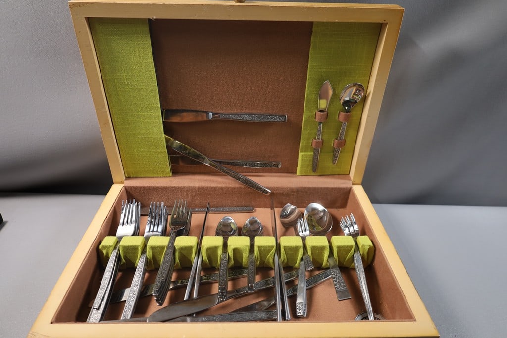 FLATWARE: A GROUP OF ROGERS FLATWARE IN A STORAGE BOX. 