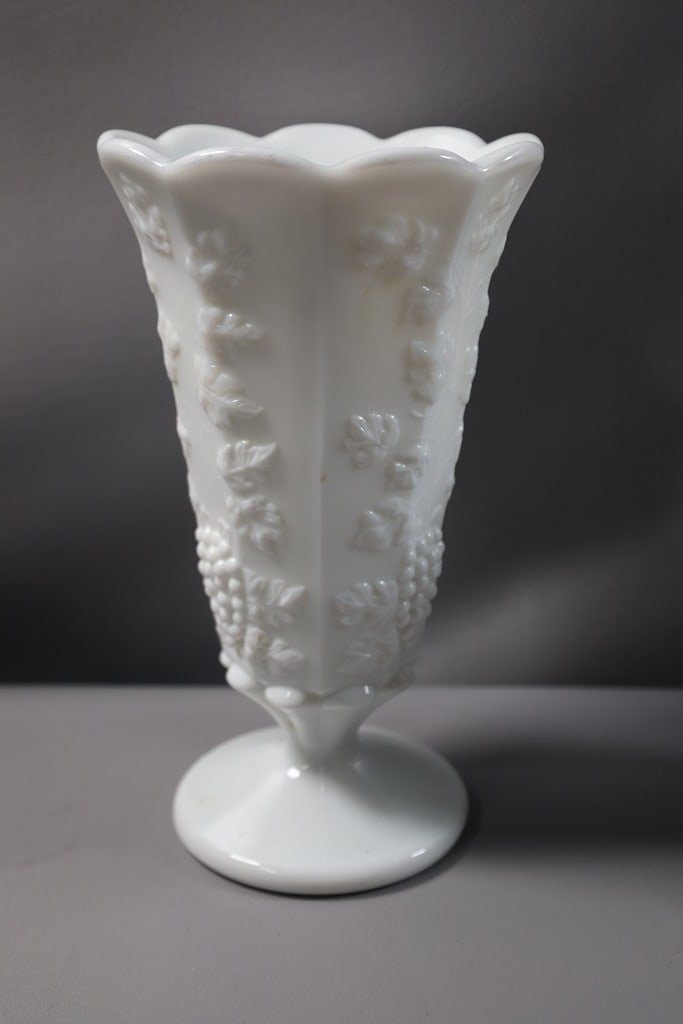 MILK GLASS: A VINTAGE INDIANA GLASS MILK GLASS COLONY HARVEST VASE. VERY GOOD CONDITION. 9" 
