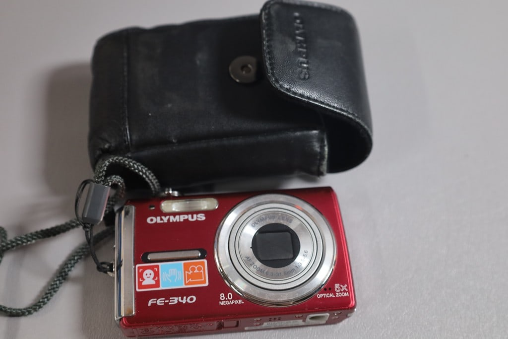OLYMPUS CAMERA: AN OLYMPUS FE-340 DIGITAL CAMERA. 