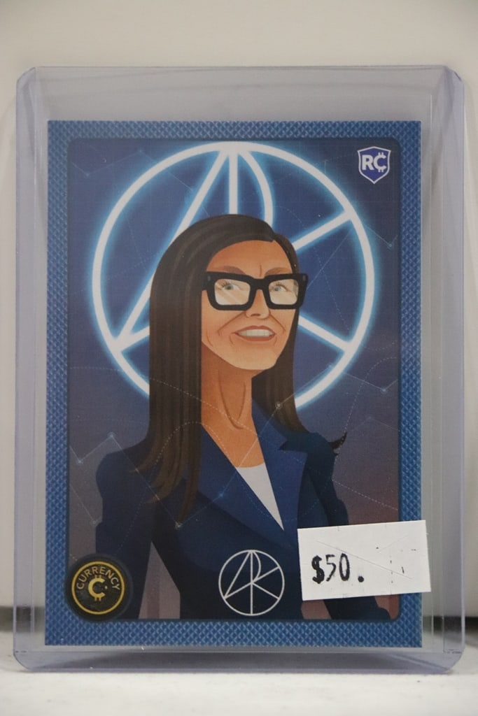 CATHIE WOOD (ARK) 2025 CARDSMITHS CURRENCY ROOKIE CARD: NEAR MINT OR BETTER CONDITION 