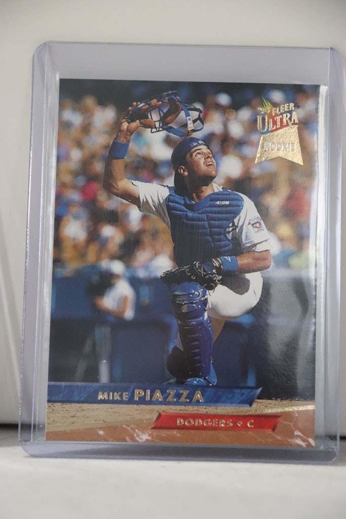 MIKE PIAZZA 1993 FLEER ULTRA ROOKIE CARD: NEAR MINT OR BETTER CONDITION 