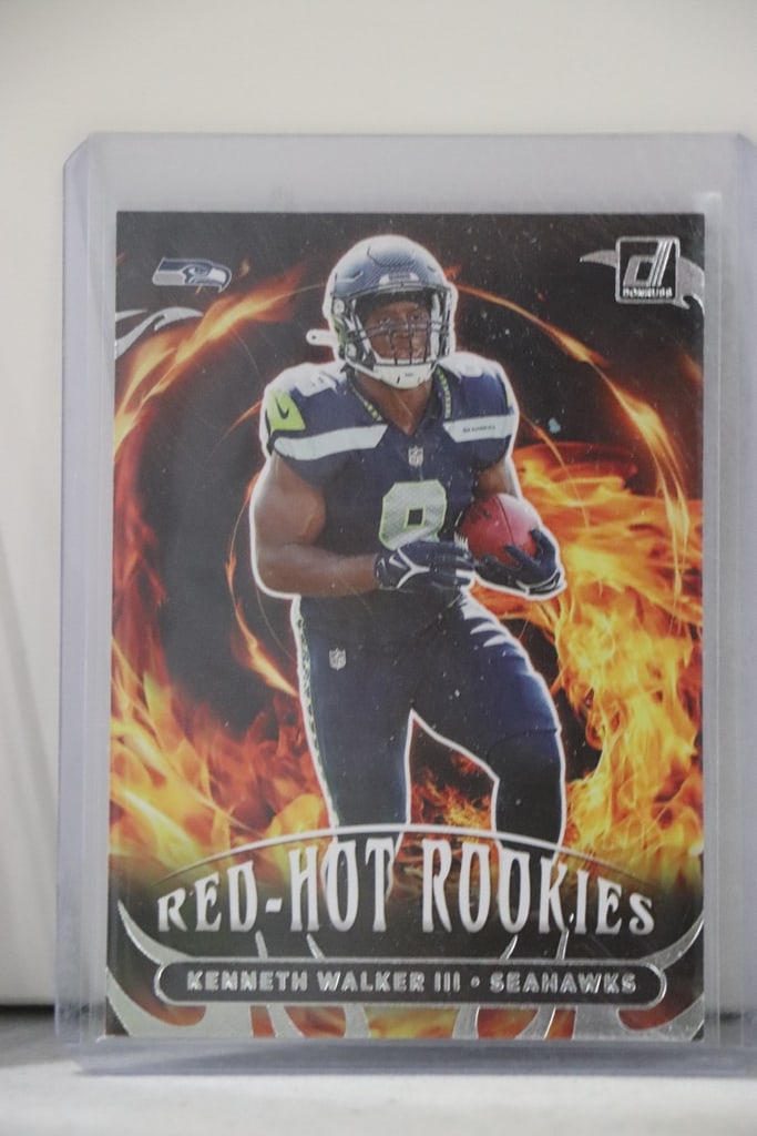 KENNETH WALKER 2022 DONRUSS RED HOT ROOKIE CARD: NEAR MINT OR BETTER CONDITION 