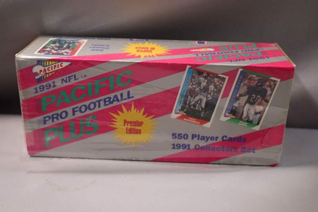 1991 PACIFIC FOOTBALL COMPLETE SET. FAVRE ROOKIE: NEAR MINT OR BETTER CONDITION 