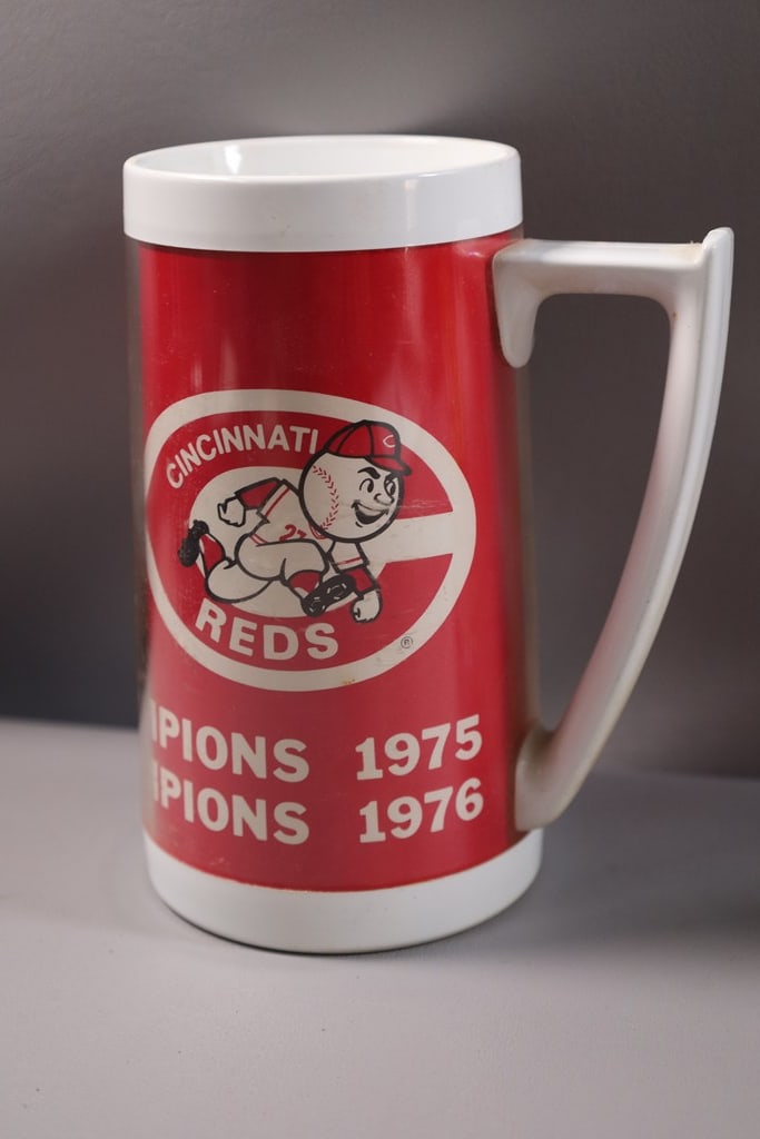 CINCINNATI REDS MUG: A 1975/76 CINCINNATI REDS WORLD CHAMPS PLASTIC MUG. VERY GOOD CONDITION. 