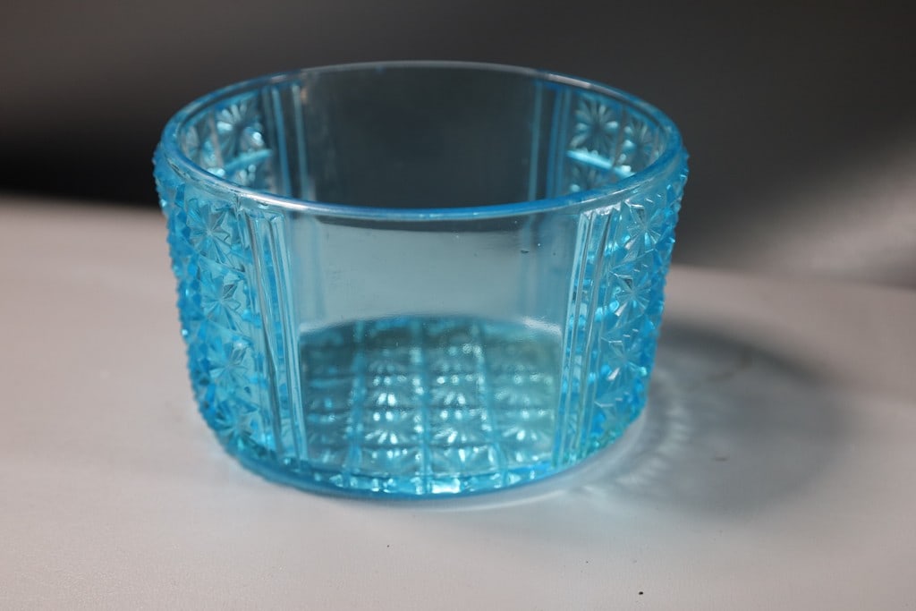 VINTAGE GLASS: A VINTAGE RICHARD'S BLUE GLASS DISH. VERY GOOD CONDITION. 3"T 