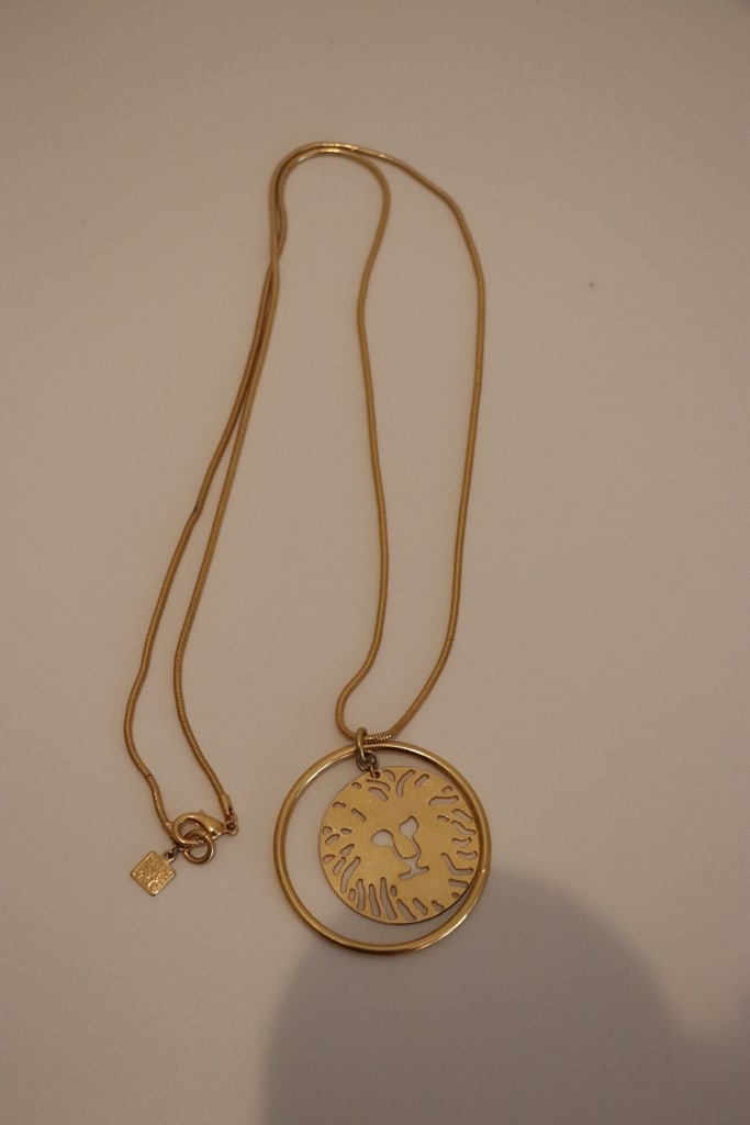 ANNE KLEIN NECKLACE: AN ANNE KLEIN GOLD TONE LION NECKLACE. EXCELLENT CONDITION. 