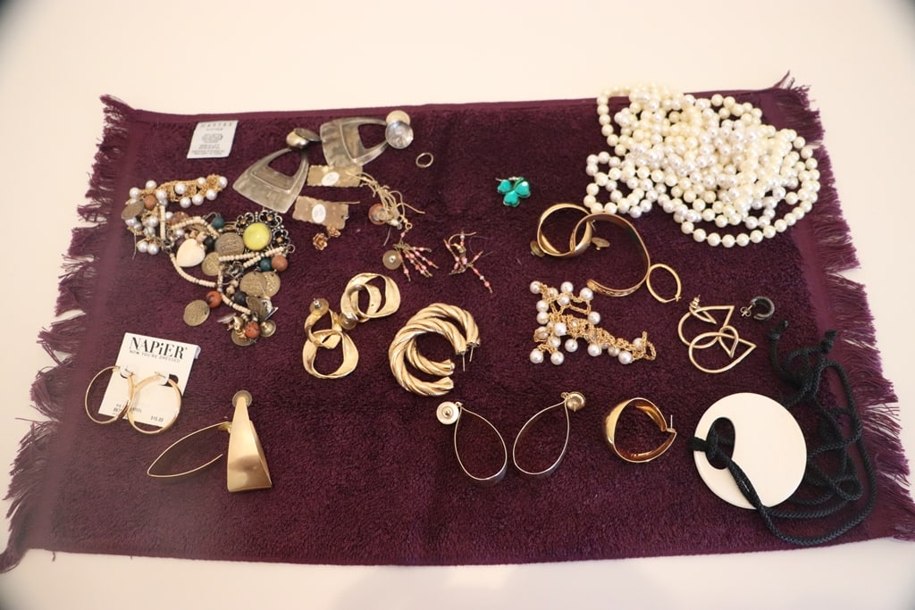 COSTUME JEWELRY: A GROUP OF COSTUME JEWELRY WITH NAPIER AND MORE. VERY GOOD CONDITION. 