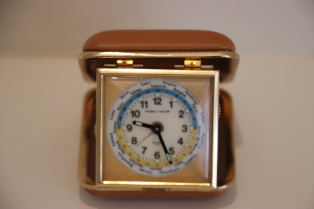 VINTAGE TRAVEL CLOCK: A VINTAGE PHINNEY-WALKER TRAVEL CLOCK. VERY GOOD CONDITION. 
