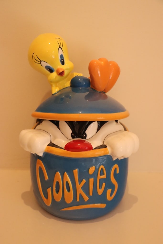 WB COOKIE JAR: A WARNER BROTHERS SYLVESTER & TWEETY COOKIE JAR. VERY GOOD CONDITION. 
