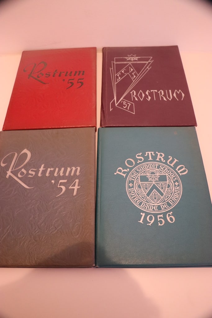 SUMMIT COUNTRY DAY YEARBOOKS: A GROUP OF 4 1950'S YEARBOOKS FROM SUMMIT COUNTRY DAY HIGH SCHOOL IN CINCINNATI. GOOD CONDITION. 