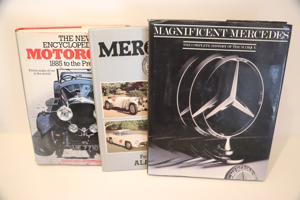 CAR BOOKS: A GROUP OF COFFEE TABLE BOOKS ABOUT CARS INCLUDING MERCEDES. VERY GOOD CONDITION. 