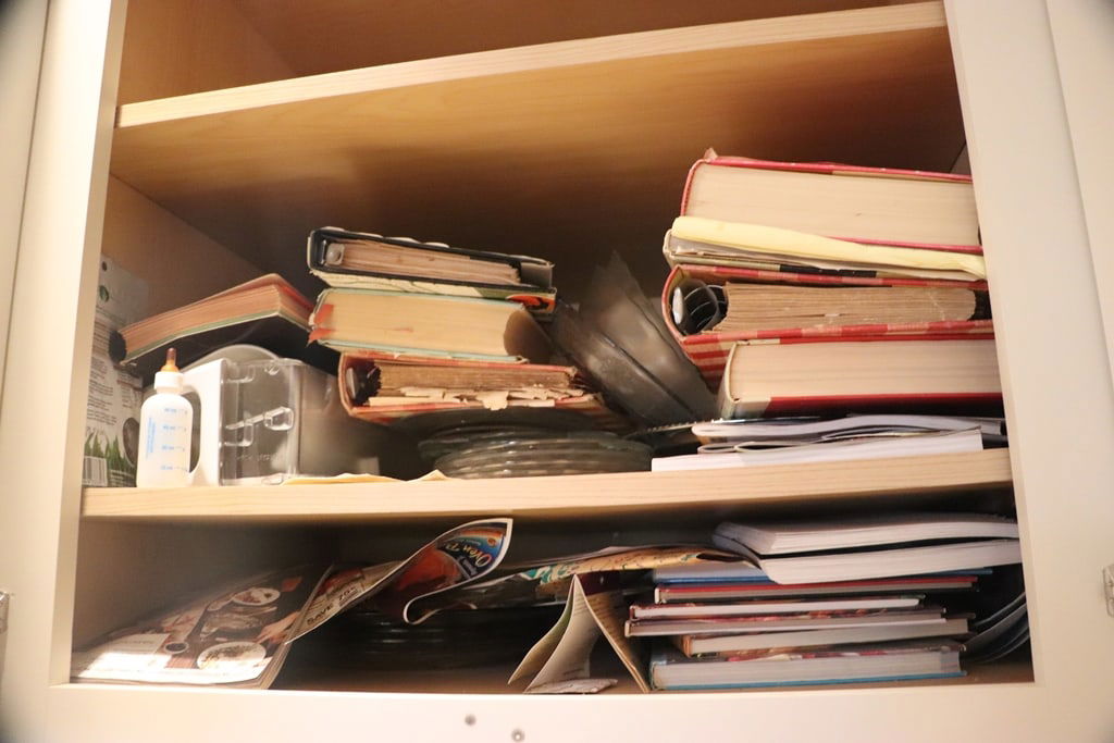 LARGE LOT OF KITCHEN - 2