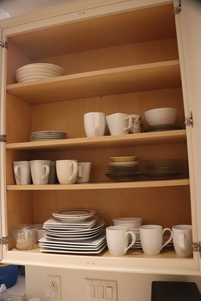 LARGE LOT OF KITCHEN - 3