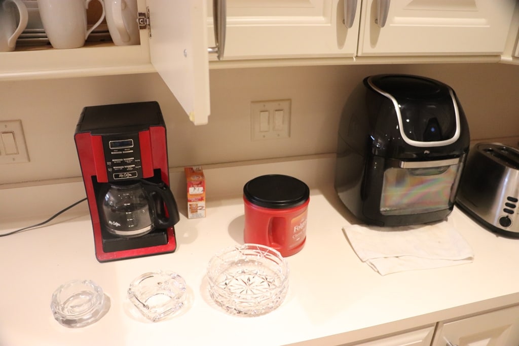 LARGE LOT OF KITCHEN - 4