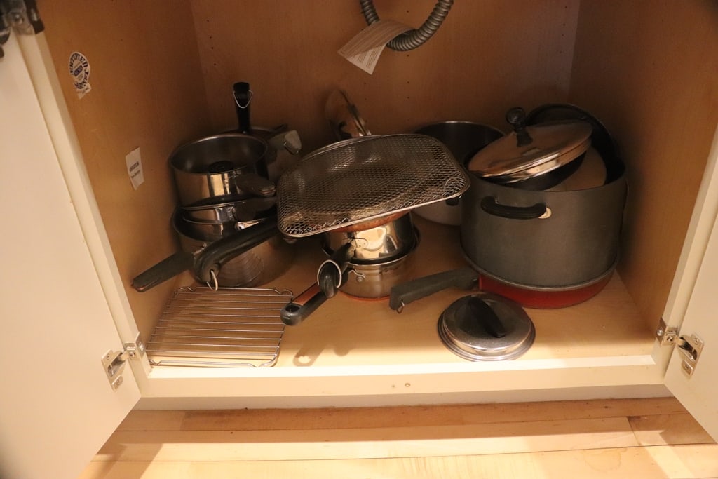 LARGE LOT OF KITCHEN - 7