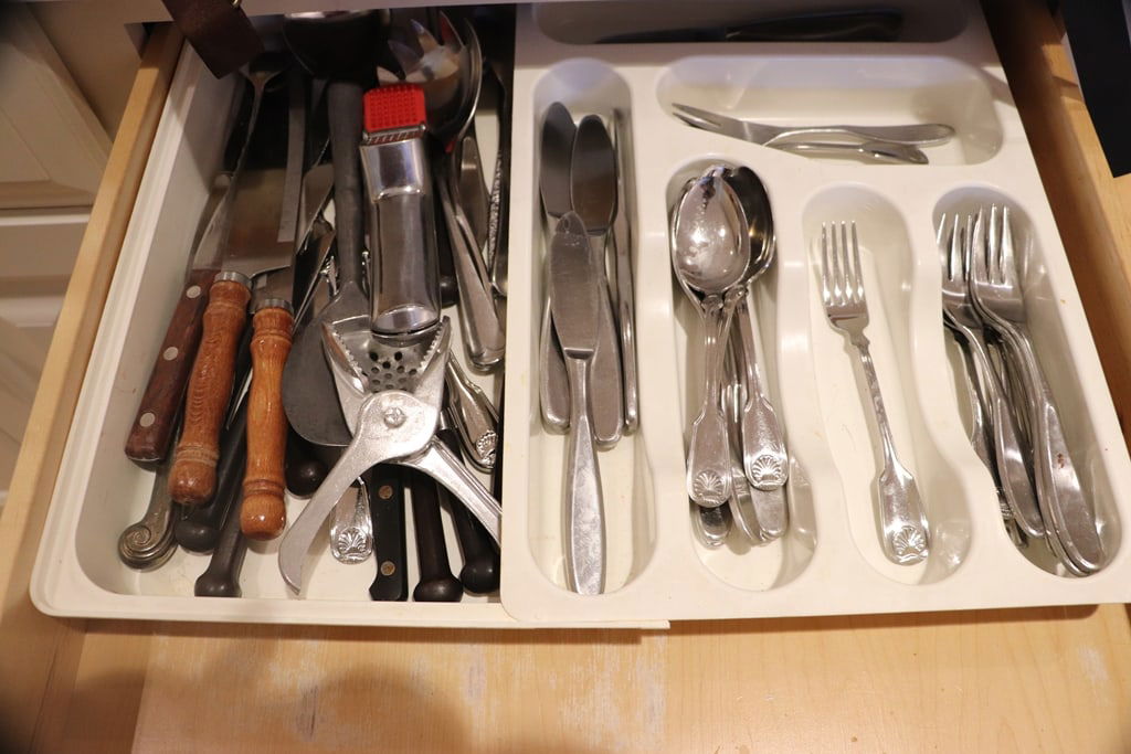 LARGE LOT OF KITCHEN - 9