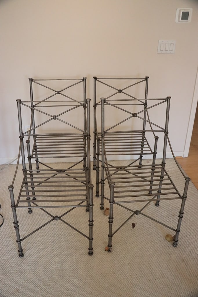 OUTDOOR CHAIRS: A GROUP OF 4 METAL OUTDOORS CHAIRS. NEED NEW CUSHIONS.VERY GOOD CONDITION. 