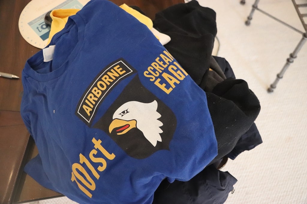 MILITARY SHIRTS: A GROUP OF SHIRT ABOUT THE US ,ILITARY AND THE 101ST AIRBORNE. LARGE AND BIGGER. VERY GOOD CONDITION. 