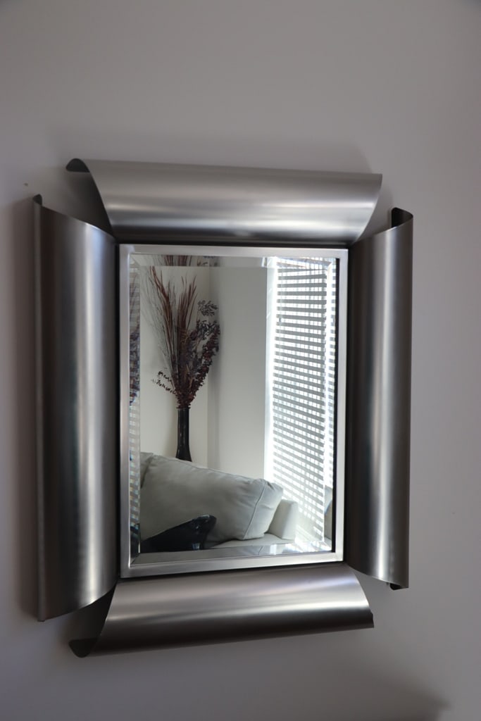 MID-CENTURY MODERN MIRROR: A MID-CENTURY MODERN STYLE METAL FRAME WALL MIRROR. 32X40. VERY GOOD CONDITION. 