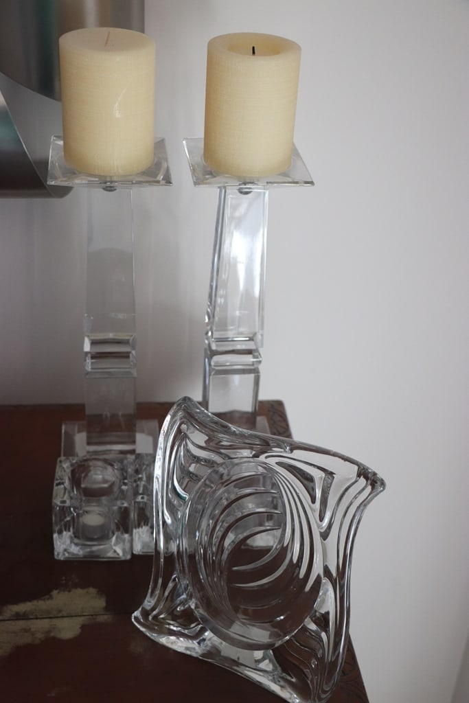 CRYSTAL ITEMS: A GROUP OF DECORATIVE HEAVY CRYSTAL ITEMS INCLUDING A MIKASA FRAME AND MORE. VERY GOOD CONDITION. 