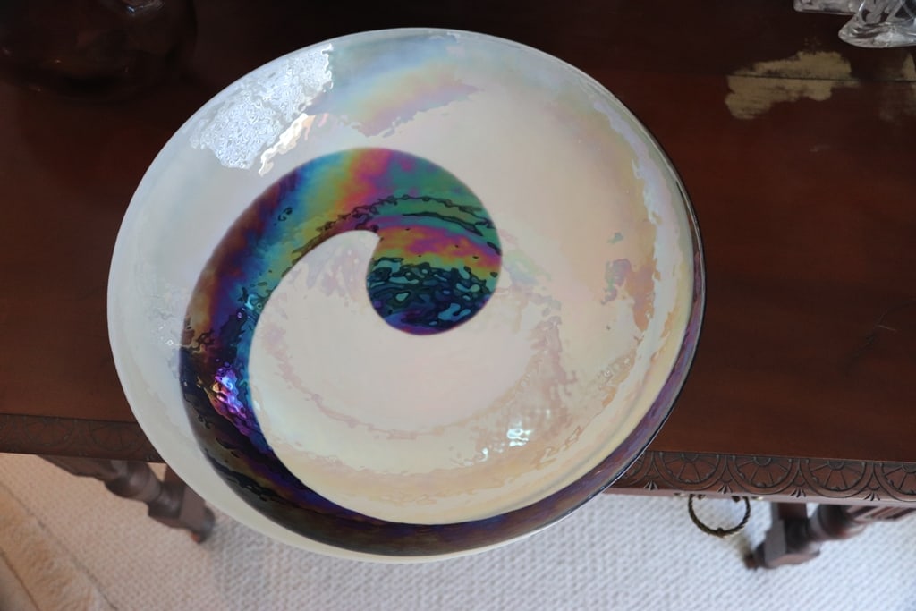ADAM JABLONSKI ART GLASS: AN ADAM JABLONSKI ART GLASS BOWL. 18" DIAM. VERY GOOD CONDITION. 