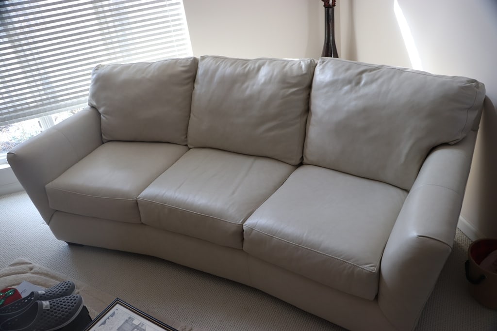 LEATHER COUCH: A KLAUSSNER WHITE LEATHER COUCH. VERY GOOD CONDITION. 