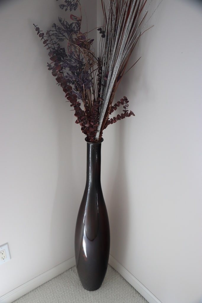 LARGE VASE: A LARGE DECORATIVE VASE. VERY GOOD CONDITION. 