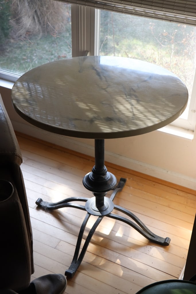MARBLE TOP TABLE: A MARBLE TOP SIDE TABLE WITH METAL LEGS. VERY GOOD CONDITION. 
