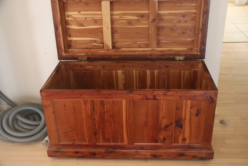 CEDAR CHEST: A SHILLITOS CEDAR CHEST. VERY GOOD CONDITION. 