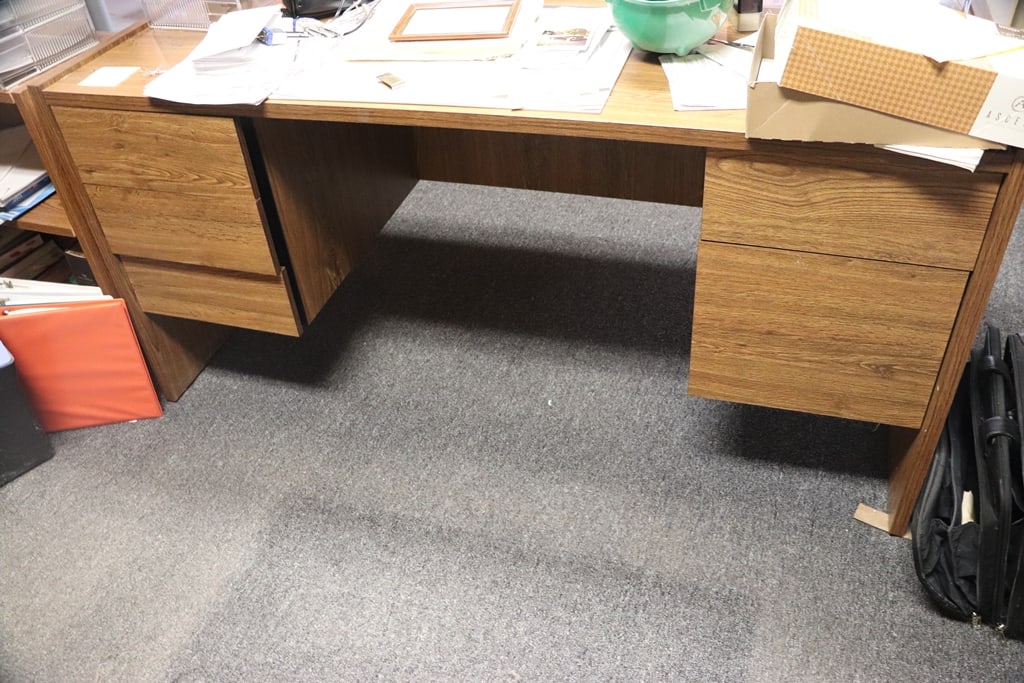 OFFICE DESK: A STANDARD WOOD OFFICE DESK WITH DRAWERS. VERY GOOD CONDITION. 