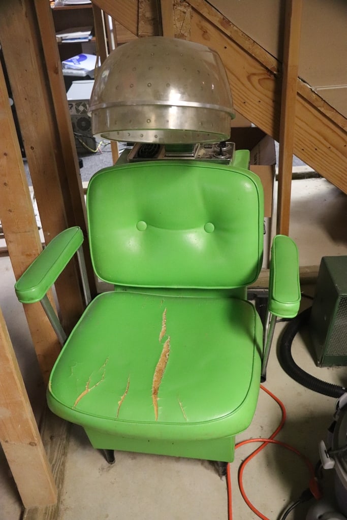 VINTAGE SALON CHAIR: A VINTAGE SALON CHAIR WITH ATTACHED HAIR RYER. UNTESTED AND HAS SPLITTING IN THE SEAT. 
